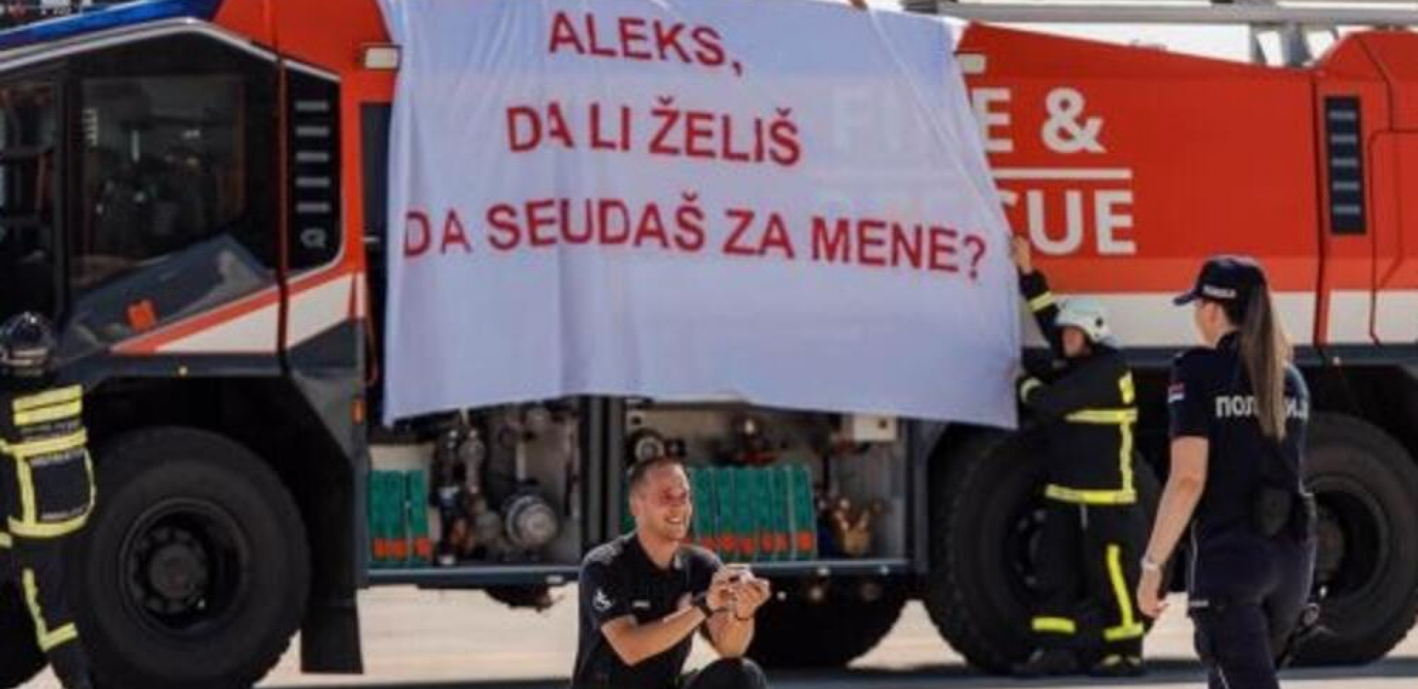 VATROGASAC PETAR DEVOJCI PRIREDIO DOŽIVLJAJ ŽIVOTA! Zbog OVE scene sa niškog aerodroma pljušte komentari na mrežama! (FOTO)