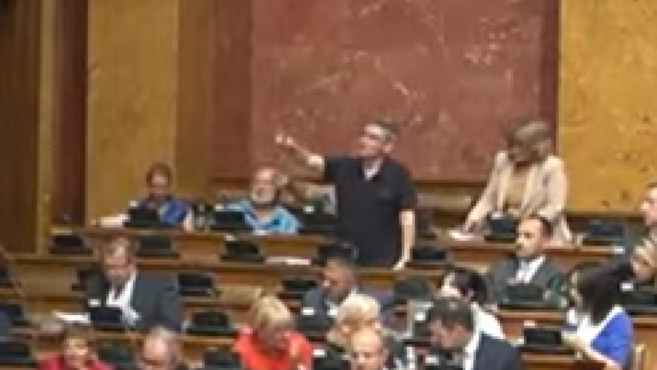 ĆUTA I DANAS DIVLJA PO SKUPŠTINI Maše, mlati, buni se - ovo ne može da sakrije (FOTO)