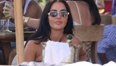 PORED NJE JE IMAO DRUGU, SVE SAZNALA POSLE SMRTI, SVEKRVA JOJ NANELA BOL... Rijaliti zvezda prvi put snimljena u minijaturnom kupaćem nakon stravične nesreće?