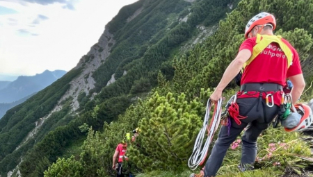 PLANINAR JEDVA IZVUKAO ŽIVU GLAVU Zaglavljen visio na strmoj streni, satima dozivao pomoć, od prizora će vam stati srce! (VIDEO)