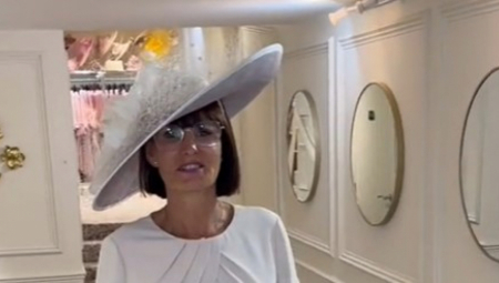 AU, JEL MOGUĆE DA JE MAJKA OVO OBUKLA? Obrukala ćerku na venčanju za sve pare, modnom kombinacijom razbesnela internet! (VIDEO)