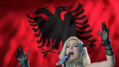 POZNATA PEVAČICA POZIVA NA STVARANJE "VELIKE ALBANIJE"! Ponovo provocira Srbe, skandalozan potez uzburkao Balkan!