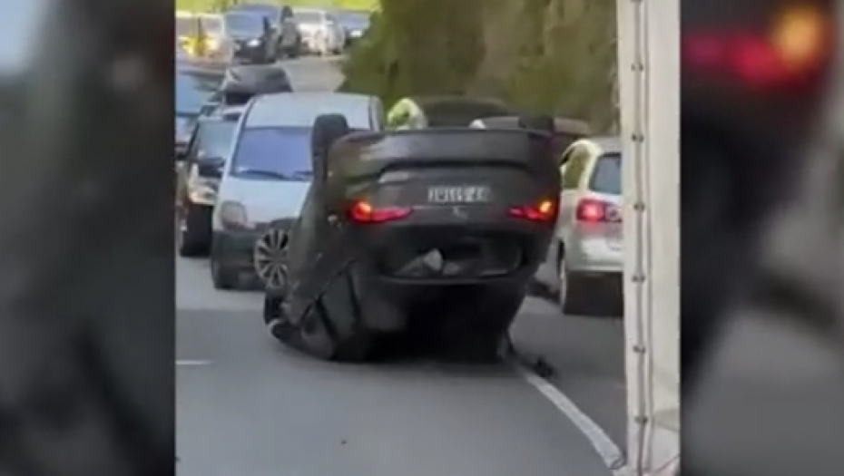KAKO MU JE OVO USPELO? Nasred magistrale prevrnuo auto na krov (VIDEO)