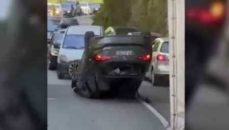 KAKO MU JE OVO USPELO? Nasred magistrale prevrnuo auto na krov (VIDEO)