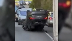KAKO MU JE OVO USPELO? Nasred magistrale prevrnuo auto na krov (VIDEO)