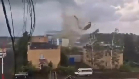 DEMOLIRAN RUSKI AERODROM! Avioni i helikopteri razbacani poput kartonskih igrački (VIDEO)