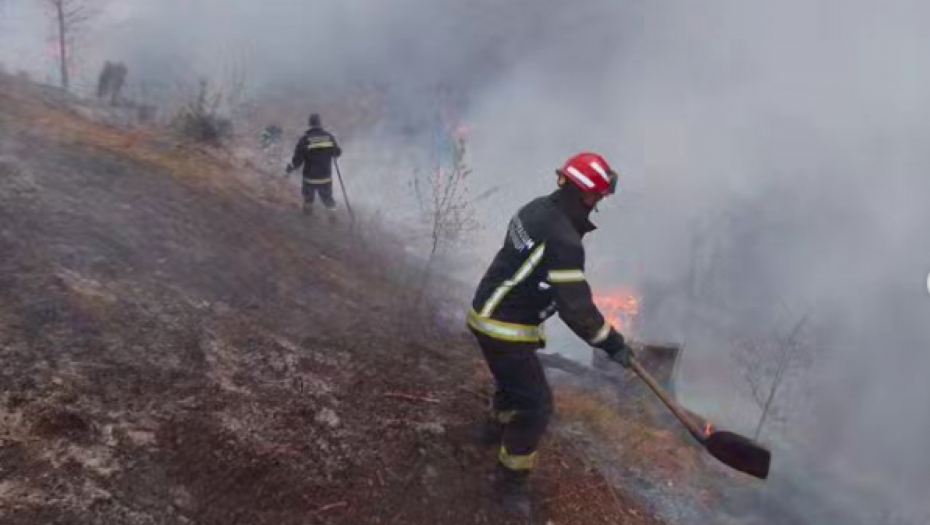 BUKNUO POŽAR KOD GACKA! Vatrena stihija se približila jednoj vikendici, vatrogasne ekipe na terenu!