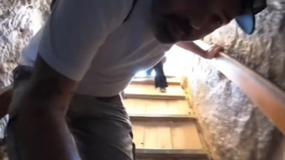 NA RUKAMA I NOGAMA PUZAO KROZ PIRAMIDU Kad je stigao u glavnu odaju, otkrio je misteriju staru vekovima! (VIDEO)