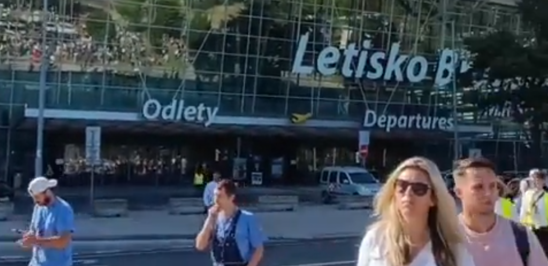 EVAKUISAN AERODROM U BRATISLAVI! Putnicima rečeno da HITNO napuste objekat! (VIDEO)