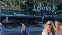 EVAKUISAN AERODROM U BRATISLAVI! Putnicima rečeno da HITNO napuste objekat! (VIDEO)
