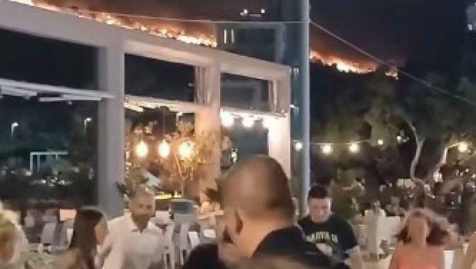 ŠOKANTAN SNIMAK Dok požar uništava Sutomore, oni se uhvatili u kolo, "prizivaju kišu da ugasi vatru"