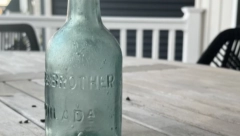 STARA JE 150 GODINA! Žena šetala plažom, pa pronašla PORUKU U BOCI - evo šta unutra piše (VIDEO)