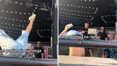 PEVAČ SE SRUŠIO NA BINI Pao na glavu, ljudi u šoku, nastao haos u Budvi!