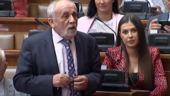 "VRATITE SE U TRAKTOR!"  Sevaju varnice u Skupštini, pale teške reči!
