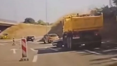 ''OVO JE POKUŠAJ UBISTVA, ZA ZATVOR I PSIHIČKO LEČENJE''! Kamion gurao automobil usred kružnog toka, ljudi sve posmatrali bez treptanja! (VIDEO)