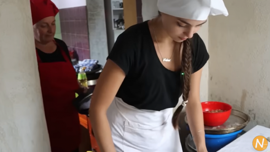 "PRAVIM PITE I BUREK ISPOD SAČA I TAKO POMAŽEM RODITELJIMA" Ova devojka ima 20 godina, uspešan je student, ali porodični posao ne planira da napusti (VIDEO)