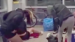 JEZIV PRIZOR NA AUTOBUSKOJ STANICI PRENERAZIO PUTNIKE! Ljudi se cimaju, hodaju kao ZOMBIJI! (VIDEO)