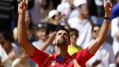 SKLOPIO JE RUKE I IZAZVAO JAKE EMOCIJE Novak se obratio rivalu, njegova poruka nikog nije ostavila ravnodušnim (VIDEO)
