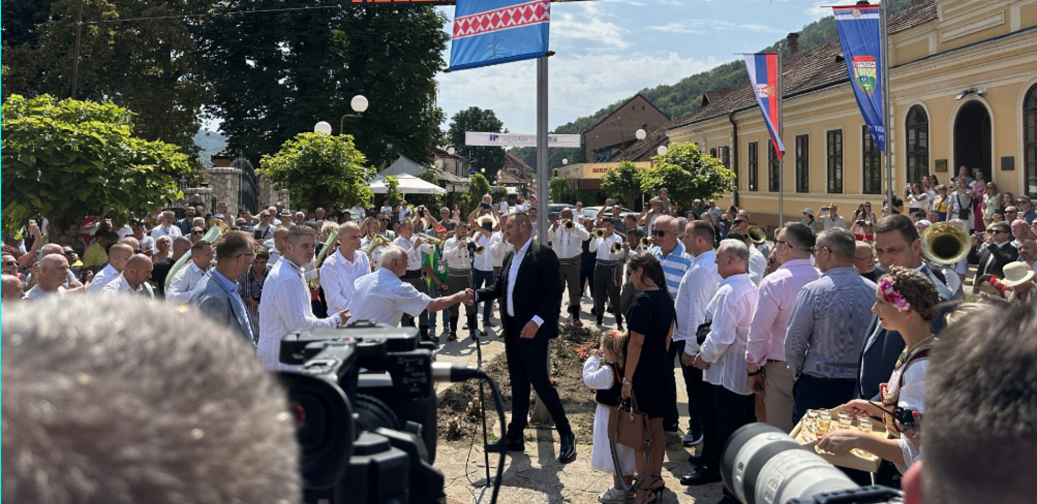 Guča još jednom ISPISUJE ISTORIJU: Na prepunom trgu ispred Spomenika trubaču DEJAN PETROVIĆ OTVORIO 63. DRAGAČEVSKI SABOR TRUBAČA
