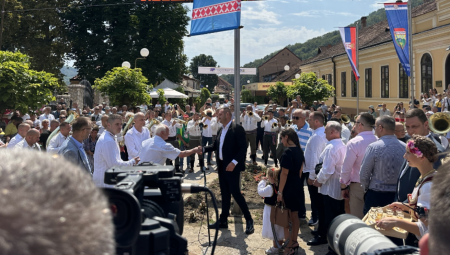 Guča još jednom ISPISUJE ISTORIJU: Na prepunom trgu ispred Spomenika trubaču DEJAN PETROVIĆ OTVORIO 63. DRAGAČEVSKI SABOR TRUBAČA