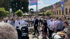 Guča još jednom ISPISUJE ISTORIJU: Na prepunom trgu ispred Spomenika trubaču DEJAN PETROVIĆ OTVORIO 63. DRAGAČEVSKI SABOR TRUBAČA