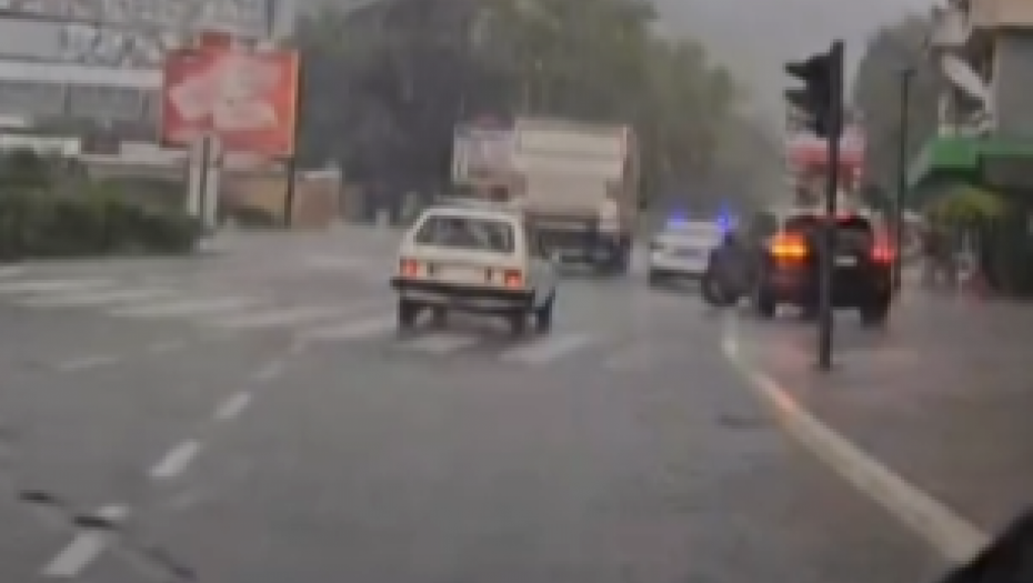 U JEDNOM DELU SRBIJE VEĆ POTOP! Pljuskovi, grmljavina i GRAD u ovim delovima Srbije u naredna 2 sata