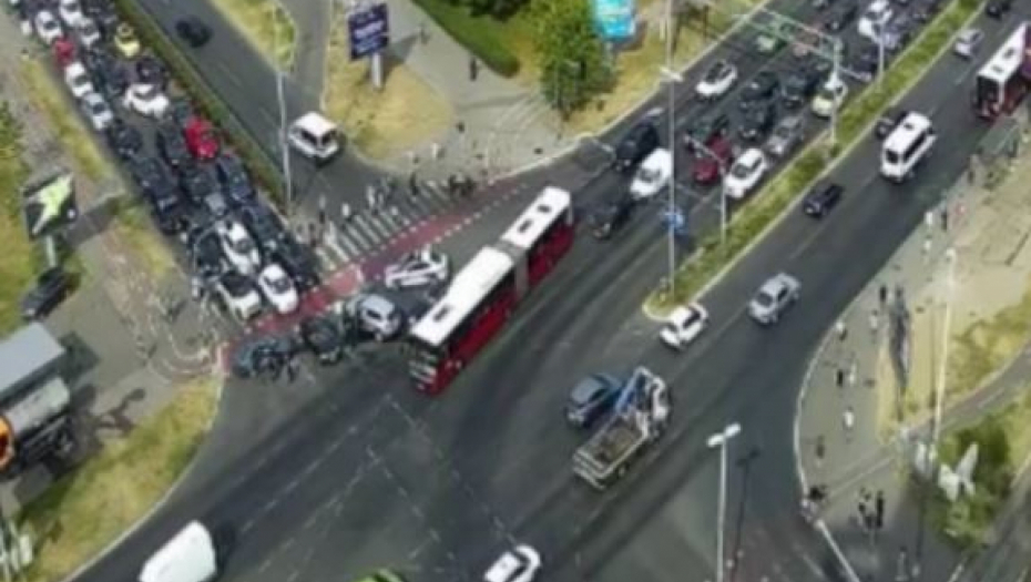 STRAVIČAN UDES KOD UŠĆA: Četiri vozila u udesu, jedno potpuno smrskano! (FOTO)