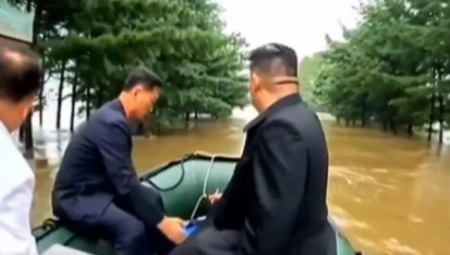 KIM DŽONG UN UDARIO ČAMCEM U DRVO Objavljen snimak incidenta (VIDEO)