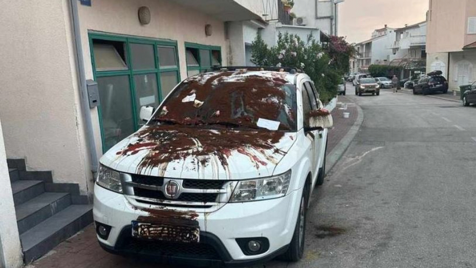 BRUTALNA OSVETA KOMŠIJA Kolima im blokirao jedini ulaz u zgradu, sačekalo ga je neprijatno iznenađenje sa posvetom (FOTO)