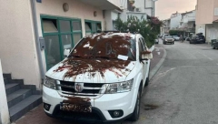 BRUTALNA OSVETA KOMŠIJA Kolima im blokirao jedini ulaz u zgradu, sačekalo ga je neprijatno iznenađenje sa posvetom (FOTO)