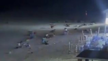 TELA RAZNATA NA PLAŽI Jeziv snimak iz Somalije, bombaš se razneo ispred hotela (VIDEO)