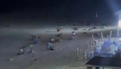 TELA RAZNATA NA PLAŽI Jeziv snimak iz Somalije, bombaš se razneo ispred hotela (VIDEO)