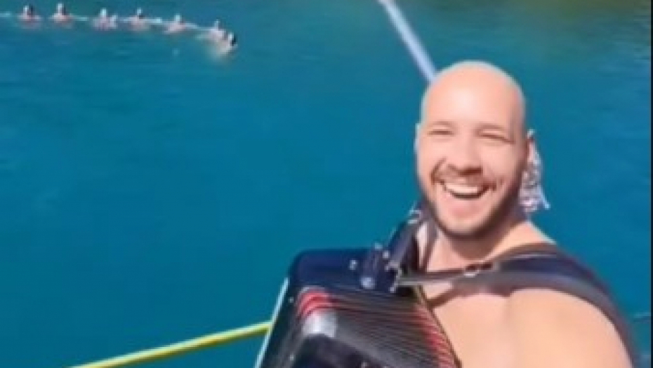 HARMONIKA SVIRA, SRBI U VODI ZAIGRALI KOLCE Urnebesni snimak sa crnogorskog primorja zapalio region! (VIDEO)