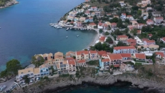 SRBI POLUDELI ZBOG CENA NA KEFALONIJI: Ležaljka skuplja od smeštaja! Cene hrane i pića PAPRENE!