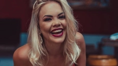 IGRE SVETOGRĐA Plejboj model provocirala gola ispred crkve, Parižani besne!