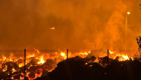 APOKALIPTIČNI PRIZORI POŽARA U NOVOM SADU Buktinja neverovatnih razmera, prizor ledi krv u žilama (FOTO/VIDEO)