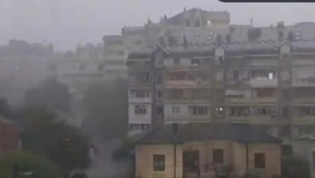 OLUJA NAPRAVILA POTOP U LESKOVCU Nebo se smračilo, a onda je počelo da lije KAO IZ KABLA (VIDEO)