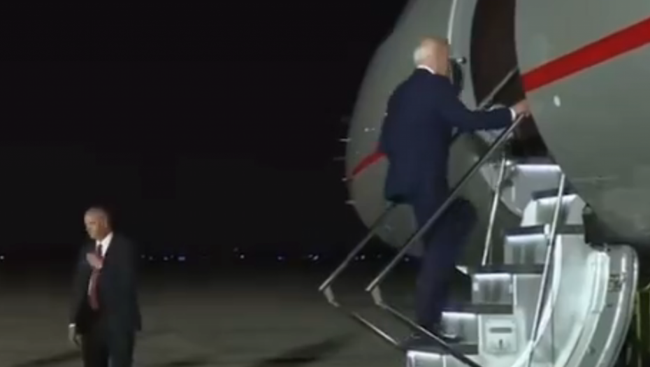 BAJDEN ZAMALO ODLETEO U RUSIJU Urnebesna scena predsednika SAD-a na aerodromu (VIDEO)