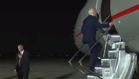BAJDEN ZAMALO ODLETEO U RUSIJU Urnebesna scena predsednika SAD-a na aerodromu (VIDEO)