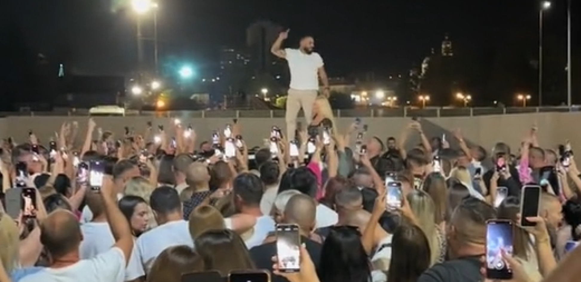 DOJAVA O BOMBI NA NASTUPU NAŠIH PEVAČA U BOSNI Nastala opšta drama, pa došlo do preokreta, evo šta su uradili nakon svega
