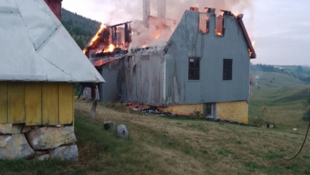 UDAR GROMA SPALIO ŠTALU, PLAMEN PROGUTAO KUĆU, IZGORELA DO TEMELJA! Haos kod Pljevalja! (FOTO)