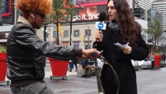 DEVOJKA USRED TORONTA ZAPEVALA SRPSKU PESMU Ljudi bez teksta: "Gde tu najskuplju?!" (VIDEO)