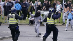 HITNO ZASEDA VLADIN TIM U LONDONU Protesti u Engleskoj izmiču kontroli, bes i krv na ulicama, Stramer najavio osvetu!