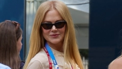 NIKOL KIDMAN BIRA UDOBNO I MODERNO Ako su vam dosadile crne i braon cipele, ova boja ide uz sve, a noge vas sigurno neće boleti!