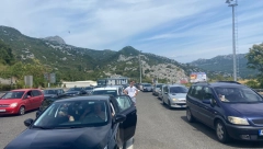 PRED TUNELOM SOZINA IZ PRAVCA PODGORICE KA PRIMORJU KILOMETARSKE KOLONE VOZILA! Čeka se i po dva sata!