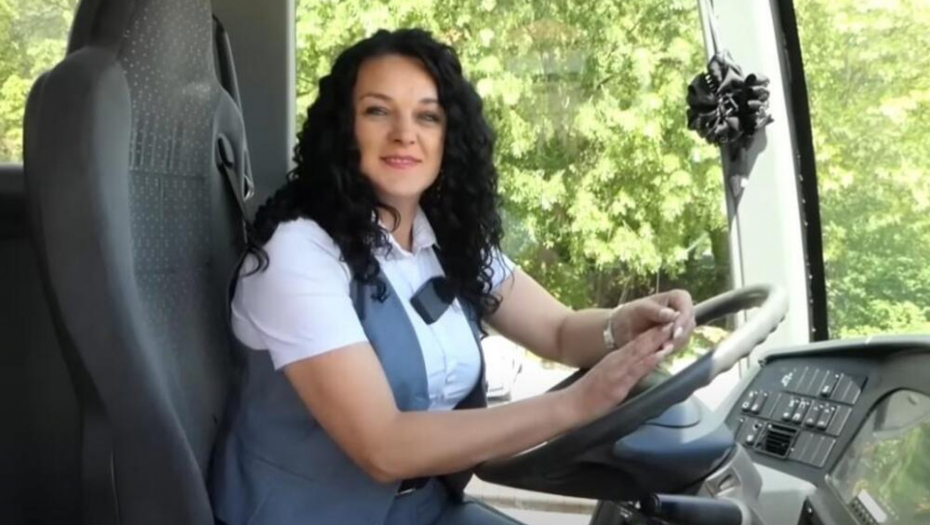 "BLICAJU MI I SVIRAJU KAD ME VIDE!" Ovo je majka troje dece koja je ostvarila svoju najveću želju i sad vozi autobus (VIDEO)