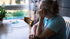 CEO ŽIVOT SE STIDEO ROĐENE MAJKE: Posle njene smrti pročitao je pismo i briznuo u plač