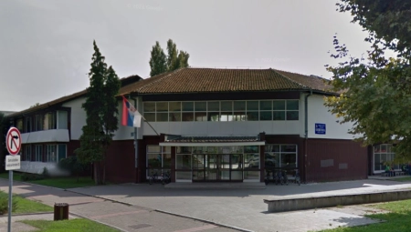 TVRDI DA JE UDARIO NASTAVNIKA U ODBRANI Počelo suđenje maloletniku iz Bačke Palanke za napad na profesora