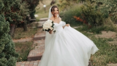 BAPSKI OBIČAJ KOJI SE NE PRESKAČE Evo zašto mlade zakopavaju kobasicu u zemlju pre svadbe, tvrde da deluje!