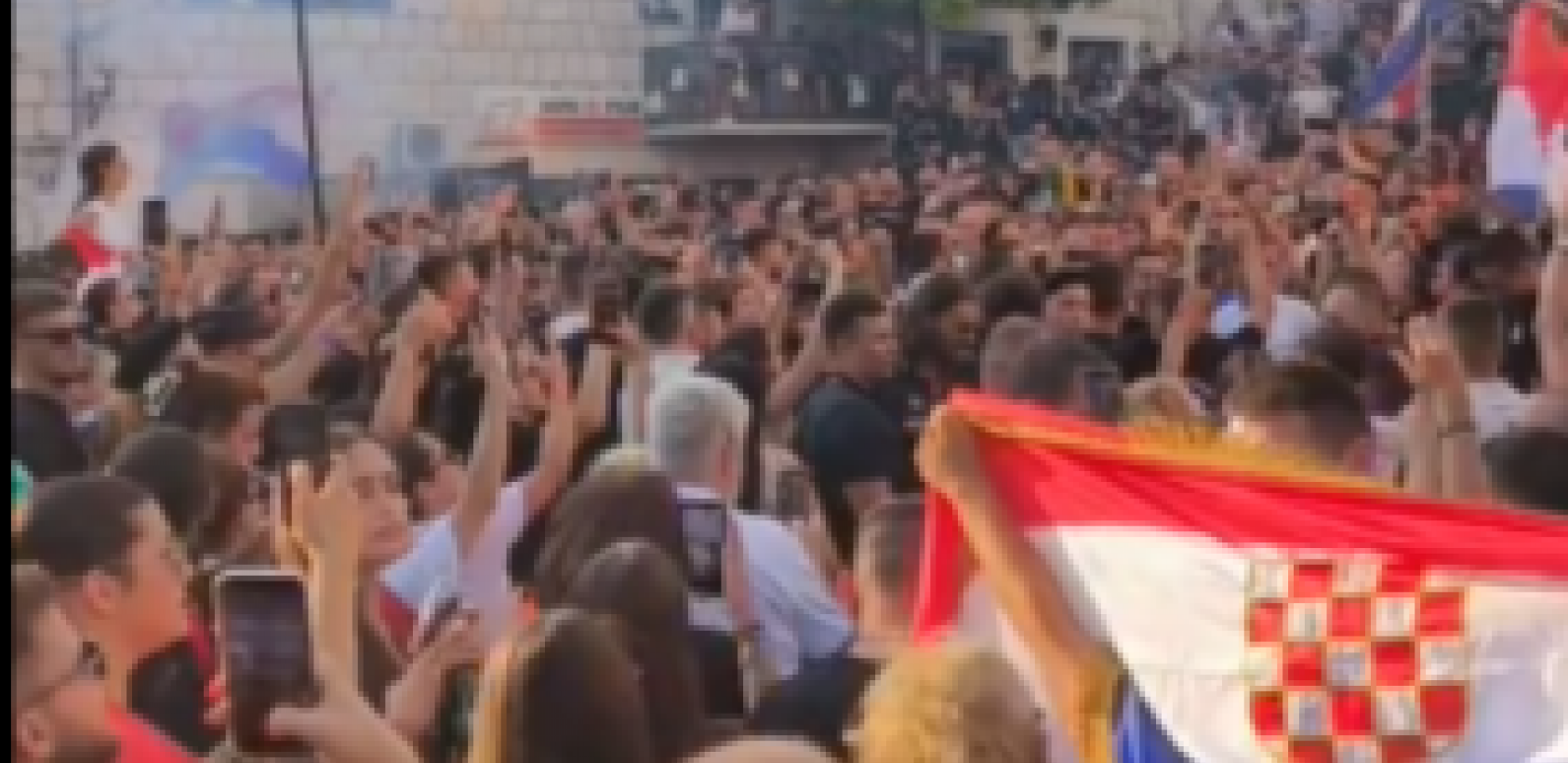 PEVAČ TOKOM NASTUPA POGOĐEN U GLAVU! Novi skandal neviđenih razmera u Hrvatskoj!